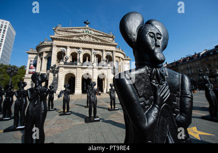 08 octobre 2018, Hessen, Frankfurt Main : la taille d'origine des répliques de la figure de grès 'Celtic prince de Glauberg' sont debout sur la place de l'Opéra. Le 25 répliques par Ottmar Hörl l'artiste peut encore admirer jusqu'au 14 octobre. Photo : Silas Stein/dpa Banque D'Images