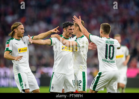 06.10.2018, Bayern, Munich : Football : Bundesliga, Bayern Munich - Borussia Mönchengladbach, 7e journée de l'Allianz Arena. Gardien Lars Stindl (2e de gauche) cheers Florian Neuhaus (2e à partir de la droite), Thorgan Hazard (r) et Michael Lang (l) du Borussia Mönchengladbach sur son but à 0 : 2. Photo : Matthias Balk / dpa - NOTE IMPORTANTE : en conformité avec les exigences de la DFL Ligue allemande de football et la Fédération allemande de football (DFB il est interdit dans le stade et / ou faites par les photos du jeu sous la forme de séquences d'acquisition et / ou vidéo-comme des galeries de photos pour être recycler Banque D'Images