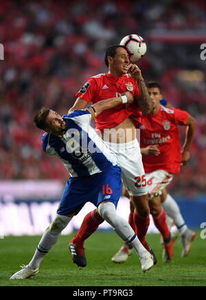 Lisbonne, Portugal. 7 Oct, 2018. Cristian Lema (2L) de Benfica rivalise avec Hector Herrera de Porto au cours de la Ligue portugaise match de foot entre SL Benfica et le FC Porto au Stade de la Luz à Lisbonne, Portugal, le 7 octobre 2018. Benfica a gagné 1-0. Credit : Zhang Liyun/Xinhua/Alamy Live News Banque D'Images