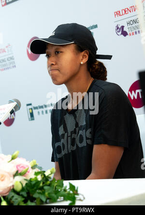 Hong Kong, Chine. 8Th Oct 2018.US Open en titre de champion des femmes, Naomi Osaka, rencontre la presse et les fans à la Prudential Hong Kong Tennis Open malgré son retrait de la compétition en raison d'une blessure au dos. Le monde no6 espère le préjudice subi à Beijing avec récupérer suffisamment pour l'open de Singapour. Jayne Russell/ Alamy vivre le sport Crédit : Jayne Russell/Alamy Live News Banque D'Images