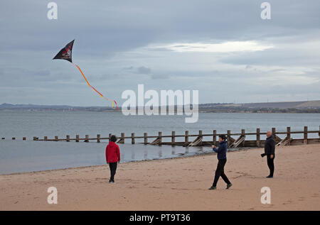 Edinburgh, Ecosse, Royaume-Uni. 8 octobre 2018. Family flying kite tête de mort sur une paisible plage de Portobello, Banque D'Images