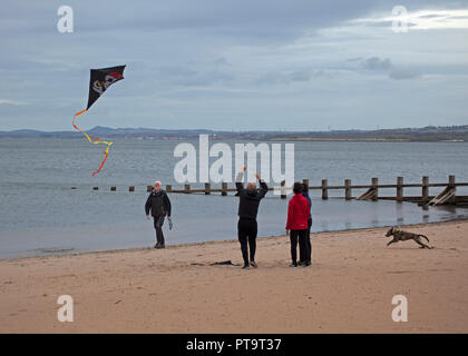 Edinburgh, Ecosse, Royaume-Uni. 8 octobre 2018. Family flying kite tête de mort sur une paisible plage de Portobello, Banque D'Images