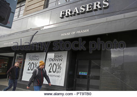 Edinburgh, Royaume-Uni. 8 octobre, 2018. House of Fraser Department Store Fermer la vente de 20  % sur tout. En juin 2018, la société a annoncé qu'il allait fermer 31 de ses 58 magasins au Royaume-Uni y compris Edinburgh Frasers, Princes Street. La fermeture d'une vente est maintenant en fonctionnement et en ce moment le magasin est dû à fermer de façon permanente en janvier 2019. Credit : Craig Brown/Alamy Live News. Banque D'Images