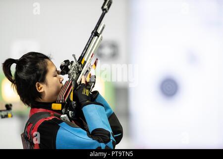 (181008) -- BUENOS AIRES, 8 octobre 2018 (Xinhua) -- de la concurrence de la Chine Wang Zeru durant la qualification de women's 10m carabine à l'été 2018 Jeux Olympiques de la jeunesse à Buenos Aires, capitale de l'Argentine, 8 octobre 2018. (Xinhua/Li Ming) Banque D'Images