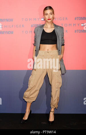 Tokyo, Japon. 8 octobre, 2018. Modèle américain Hailey Baldwin pose pour les caméras lors de l'événement Les icônes de Tokyo le 8 octobre 2018, Tokyo, Japon. La marque de mode américaine Tommy Hilfiger a présenté sa collection automne 2018 à Tokyo international invitant et célébrités japonaises comme pilote de F1 Lewis Hamilton et le modèle et l'épouse de Justin Bieber Hailey Baldwin. Credit : Rodrigo Reyes Marin/AFLO/Alamy Live News Banque D'Images