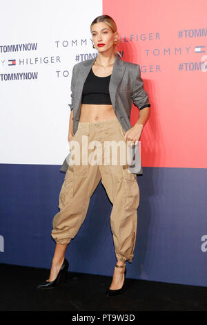 Tokyo, Japon. 8 octobre, 2018. Modèle américain Hailey Baldwin pose pour les caméras lors de l'événement Les icônes de Tokyo le 8 octobre 2018, Tokyo, Japon. La marque de mode américaine Tommy Hilfiger a présenté sa collection automne 2018 à Tokyo international invitant et célébrités japonaises comme pilote de F1 Lewis Hamilton et le modèle et l'épouse de Justin Bieber Hailey Baldwin. Credit : Rodrigo Reyes Marin/AFLO/Alamy Live News Banque D'Images