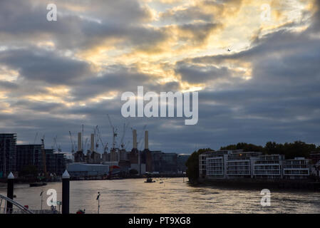 Vauxhall Bridge, London, UK. 8 octobre 2018. Le soleil se couche sur la Tamise et Battersea Power Station. Crédit : Matthieu Chattle/Alamy Live News Banque D'Images