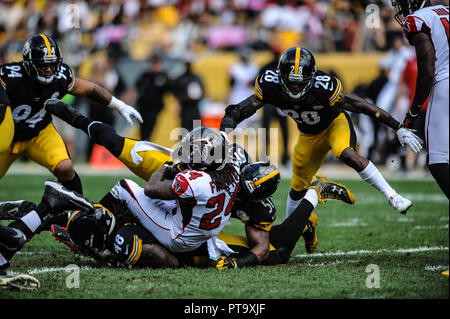 October 7th, 2018 : Devonta Freeman # 24 # 28 Steelers abordés par Mike Hilton, Steelers # 48 Bud Dupree, et d'acier # 51 Jon Bostic durant la Pittsburgh Steelers vs Atlanta Falcons match au stade Heinz Field de Pittsburgh, PA. Jason Pohuski/CSM Banque D'Images