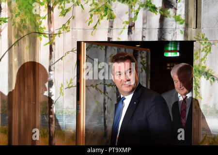 Ingolstadt, en Bavière. 05Th Oct, 2018. Markus SOEDER (Premier Ministre d'État de Bavière), vient d'une porte derrière le président Horst SEEHOFER (CSU). Campagne CSU avec Markus SOEDER (Premier Ministre de la Bavière) et le président Horst SEEHOFER (CSU), le 08.10.2018 à Ingolstadt, dans le monde entier | conditions : dpa Crédit photo alliance/Alamy Live News Banque D'Images