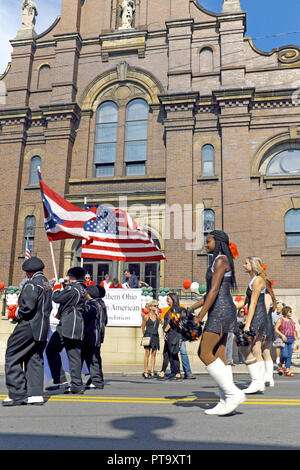 Cleveland, Ohio, USA, 8 Oct, 2018. Le North Olmsted Marching Band et chearleading squad depuis mars Saint Rosaire de l'Église catholique au cours de la 66e parade annuelle de Columbus Day à Cleveland's Little Italy. Ce quartier italo-américain de Cleveland, Ohio, héberge cette holiday parade qui célèbre l'arrivée de Christophe Colomb aux Américains en 1492. Cet événement annuel célèbre l'héritage italien en même temps. Le North Olmsted participants sont l'un des dizaines de groupes de participants qui font leur chemin le long de la route de Mayfield pendant ces vacances. Credit : Mark Kanning/Alamy vivre Banque D'Images