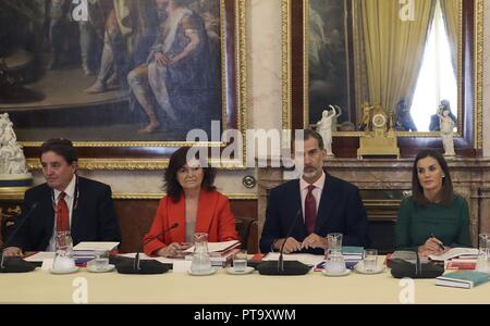 GRAF2713. ARANJUEZ (MADRID), 08/10/2018.- Los Reyes, la vicepresidenta del Gobierno, Carmen Calvo (2i) y el Director del Instituto Cervantes, Luis García Montero, durante la reunión del Patronato de la institución hoy en Aranjuez (Madrid). L'EFE/Ballesteros PISCINE*** ***roi espagnol Felipe VI avec Carmen Calvo , Isabel Celaa et Luis Garcia Montero participant à la réunion annuelle du Conseil de l'Instituto Cervantes à Madrid le lundi , 08 octobre 2018 Banque D'Images