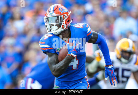 6 Oct - Gainesville, FL, États-Unis : Florida Gator d'utiliser de nouveau Kadarius Toney (4) exécute la balle pendant la deuxième moitié de NCAA football action contre la LSU Tigers de l'Université de Floride. (Gary Lloyd McCullough/Cal Sport Media) Banque D'Images