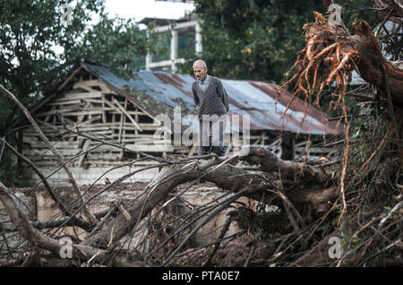 Mazandaran, Iran. 8 octobre, 2018. Un homme regarde les débris après les inondations causées par de fortes pluies dans un village de province de Mazandaran, le nord de l'Iran, le 8 octobre 2018. De fortes pluies dans le nord et le nord-ouest de l'Iran le vendredi et samedi a coûté la vie à au moins sept personnes. Credit : Ahmad Halabisaz/Xinhua/Alamy Live News Banque D'Images