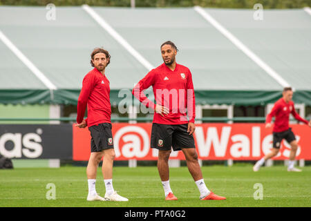 Hensol, Pays de Galles, Royaume-Uni. 8 octobre 2018. Joe Allen et Ashley Williams au cours de formation de l'équipe nationale du Pays de Galles à la Vale Hotel and Resort de Hensol près de Cardiff ce matin devant le défi international match contre l'Espagne jeudi soir. Credit : Phil Rees/Alamy Live News Banque D'Images