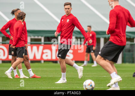 Hensol, Pays de Galles, Royaume-Uni. 8 octobre 2018. Pays de Galles' Tom Lawrence passe le ballon au cours de formation de l'équipe nationale du Pays de Galles à la Vale Hotel and Resort de Hensol près de Cardiff ce matin devant le défi international match contre l'Espagne jeudi soir. Credit : Phil Rees/Alamy Live News Banque D'Images