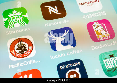 6 octobre 2018, Wuhan Chine : plusieurs apps café icônes sur un écran de l'iphone libre avec Luckin logo café dans le centre Banque D'Images