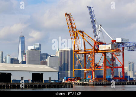 Ship-to-Shore Grues en bassin atlantique Brooklyn avec vue sur les toits de Manhattan Banque D'Images