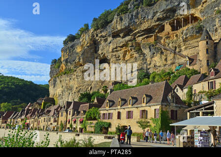 Maisons médiévales à la Roque-Gageac en dessous de la falaise, un des plus beaux villages de France, sur la rivière Dordogne Banque D'Images