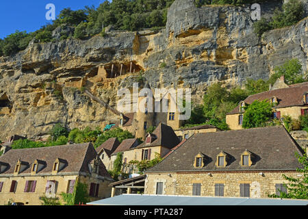 Escaliers précaire aux vestiges des fortifications médiévales à la Roque-Gageac, un des plus beaux villages de France, sur la rivière Dordogne Banque D'Images