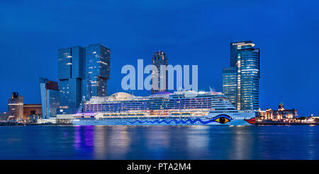 AIDA 675cruiseship amarré au crépuscule à Rotterdam. C'est 300m, a 1643 cabines et 16 ponts de passagers. Banque D'Images