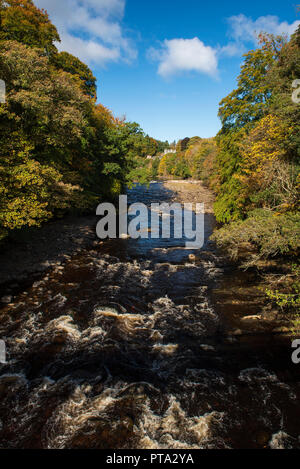 Couleurs d'automne sur la rivière Ericht, Blairgowrie, Perthshire, en Écosse. Banque D'Images