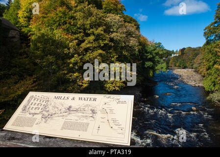 Couleurs d'automne sur la rivière Ericht, Blairgowrie, Perthshire, en Écosse. Banque D'Images