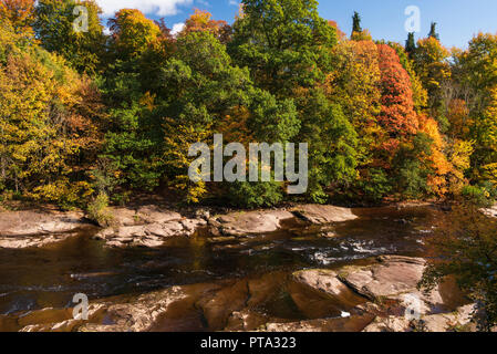 Couleurs d'automne sur la rivière Ericht, Blairgowrie, Perthshire, en Écosse. Banque D'Images