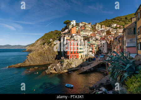 Belle vue de Riomaggiore dans la lumière du matin, Cinque Terre, ligurie, italie Banque D'Images