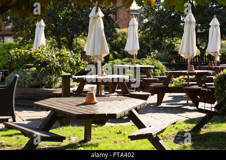 Tables vides à l'extérieur d'un pub restaurant à Stratford upon Avon Warwickshire. Banque D'Images