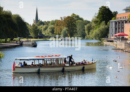 Un navire de croisière en prenant les touristes et les visiteurs le long de la rivière Avon à Stratford upon Avon par un beau jour d'automne. Banque D'Images