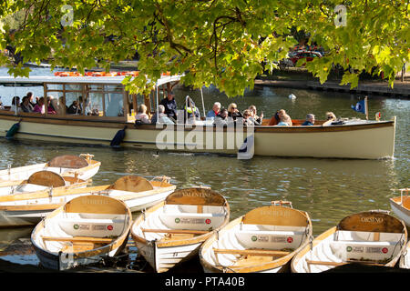 L'Aviron bateaux amarrés sur la rivière Avon à l'extérieur du théâtre de Shakespeare. Les bateaux sont nommées d'après des personnages de Shakespeare. Banque D'Images