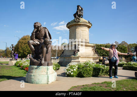 Les visiteurs étrangers posant autour de la Gower à Bancroft Memorial Gardens. Les statues sont et shakespearien attirer l'attention des visiteurs. Banque D'Images