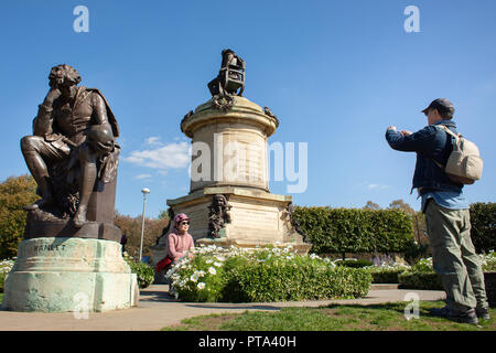 Les visiteurs étrangers posant autour de la Gower à Bancroft Memorial Gardens. Les statues sont et shakespearien attirer l'attention des visiteurs. Banque D'Images