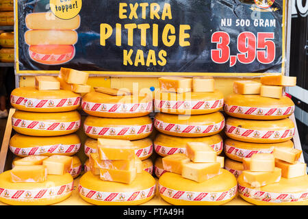 Spécialité de fromage hollandais roues sur un étal de marché à Eindhoven, Pays-Bas Banque D'Images