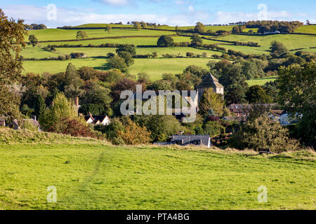 Vue sur la campagne et le joli village d'Oisans dont St George's Church, Shropshire, au Royaume-Uni. Vu de Château-d'Oisans Banque D'Images