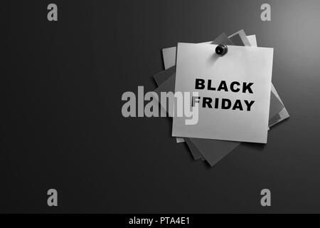 Le vendredi noir du texte sur papier avec l'axe pendu. Concept Vendredi Noir Banque D'Images