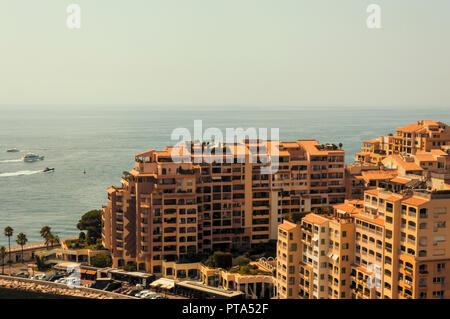 Quartier Fontvieille dans la Principauté de Monaco lors d'une journée d'été Banque D'Images