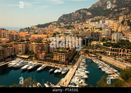 Quartier Fontvieille dans la Principauté de Monaco lors d'une journée d'été Banque D'Images