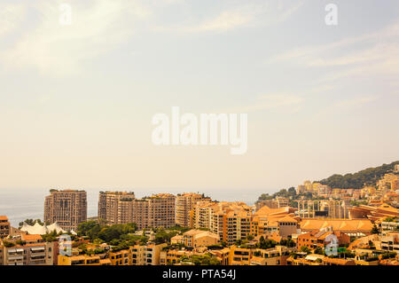 Quartier Fontvieille dans la Principauté de Monaco lors d'une journée d'été Banque D'Images