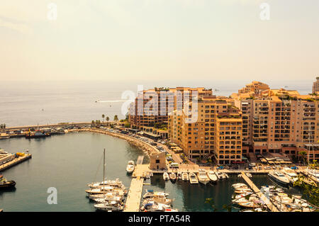 Quartier Fontvieille dans la Principauté de Monaco lors d'une journée d'été Banque D'Images