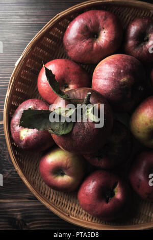 Les pommes biologiques sur fond de bois, d'en haut Banque D'Images