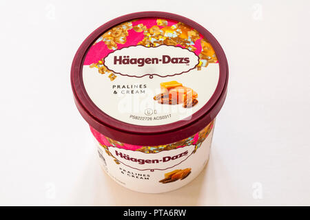 À Remous de pralines Haagen-Dazs et crème de la crème glacée, le cadre de la nouvelle collection vanille mini tasses isolé sur fond blanc Banque D'Images