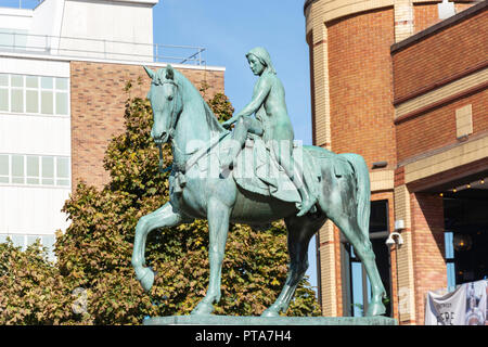 Lady Godiva statue sur Broadgate piétonne Plaza, Coventry, West Midlands, England, United Kingdom Banque D'Images