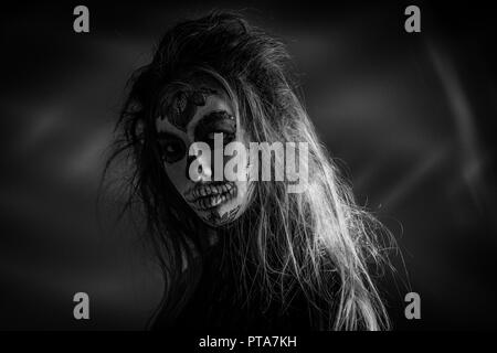 Portrait d'une fille avec un make-up dead man sur l'Halloween. Photo en noir et blanc Banque D'Images