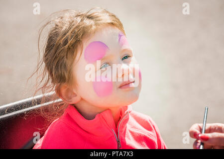 Jeune fille d'avoir ses face peint pendant un festival d'été, Seaman's Day, (Sjomannadagurinn) Reykjavik, Islande Banque D'Images