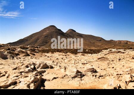 La texture des dunes fossilisées à Cabo de Gata, Almeria, Espagne. Les volcans dans l'arrière-plan sous ciel bleu. Banque D'Images