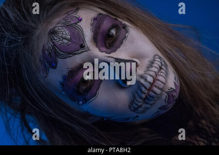 Close-up portrait of a Girl with a dead man's make-up pour l'Halloween Banque D'Images