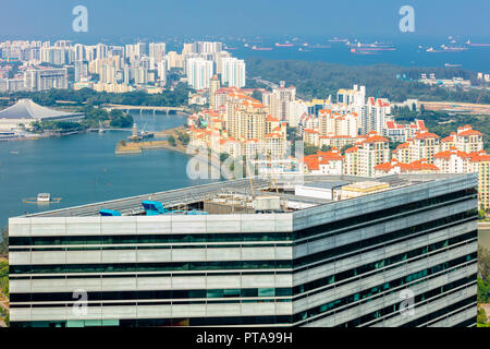 Vue aérienne de Singapour l'architecture à haute densité National Stadium, Tanjong Rhu avec Costa Rhu en copropriété et de la passerelle par I M Pei Banque D'Images