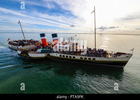 Le bateau à aubes Waverley quitte Southend Pier sur l'estuaire de la Tamise avec des passagers pour un voyage touristique sur la Tamise jusqu'à Londres Banque D'Images