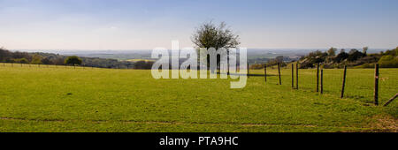 Une mosaïque de villages et de champs agricoles, ainsi que la gigantesque centrale électrique de Didcot, forment le paysage de l'Oxfordshire vu depuis le sommet de la sc Banque D'Images